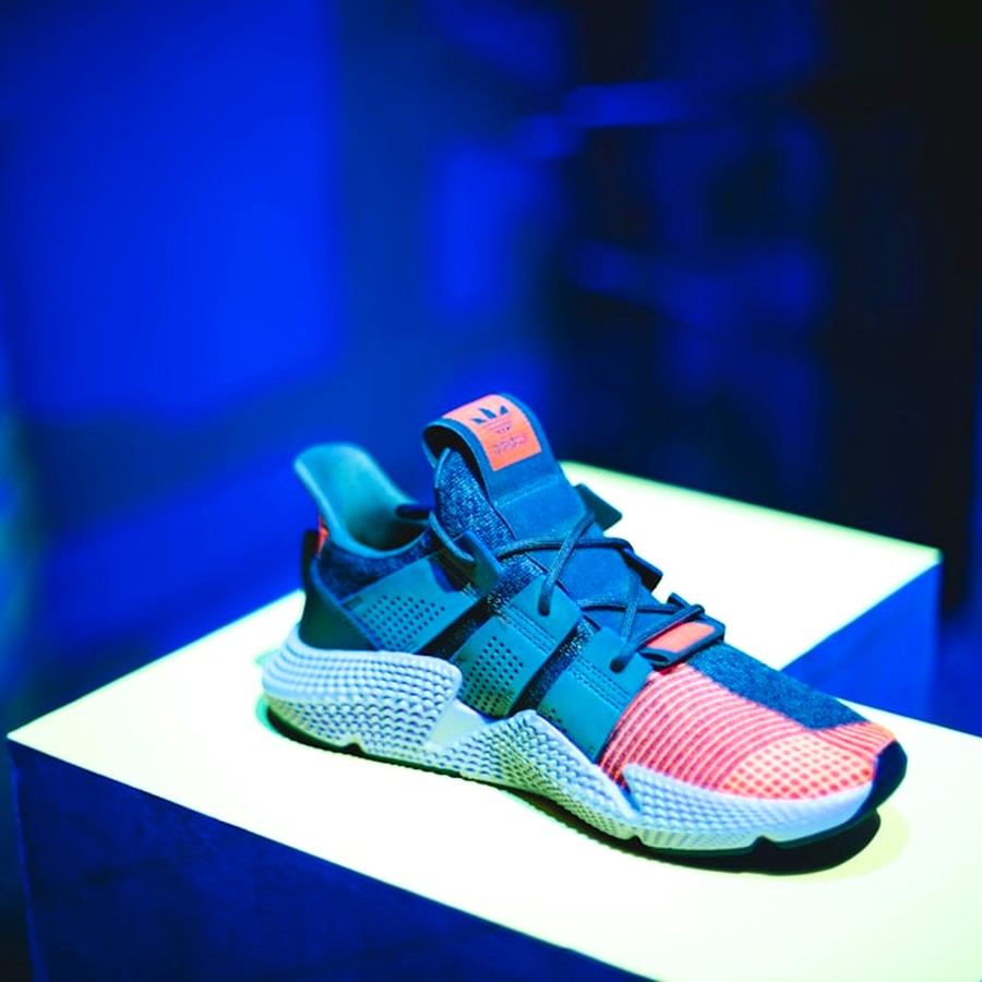 Sneaker running con luces de neón