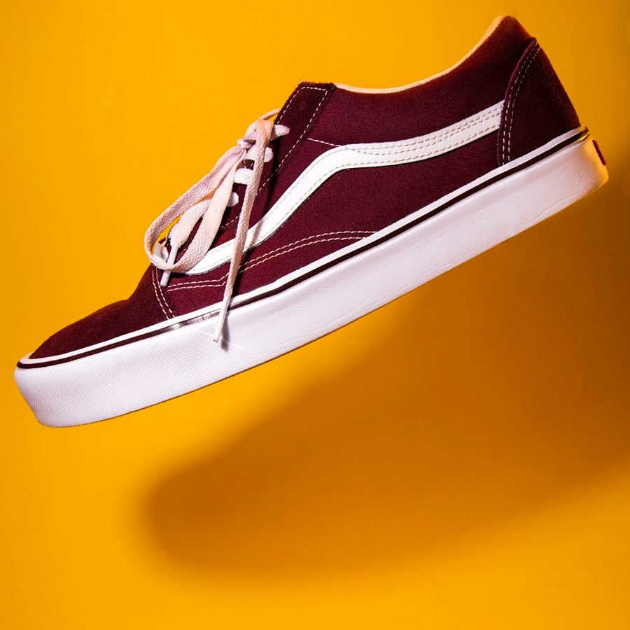Sneaker de skate en fondo amarillo