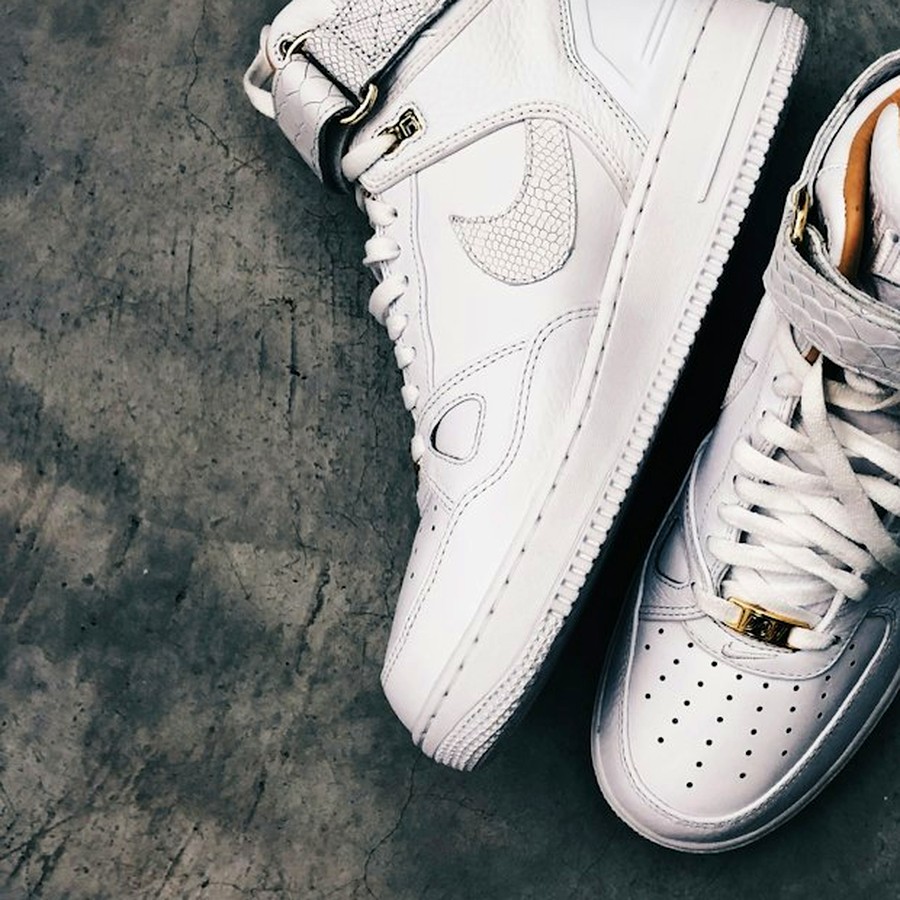 Par de sneakers blancas de basketball
